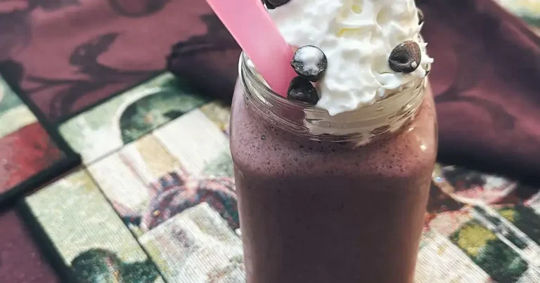 Foto da receita de Smoothie de Proteína de Chocolate com Frutas Vermelhas