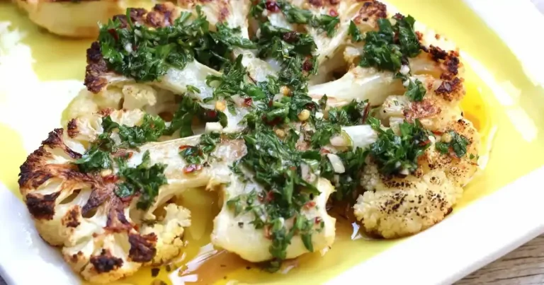 Foto da receita de Steaks de Couve-Flor Assados com Chimichurri