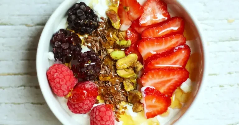 Foto da receita de Tigela de Café da Manhã com Queijo Cottage e Frutas Vermelhas