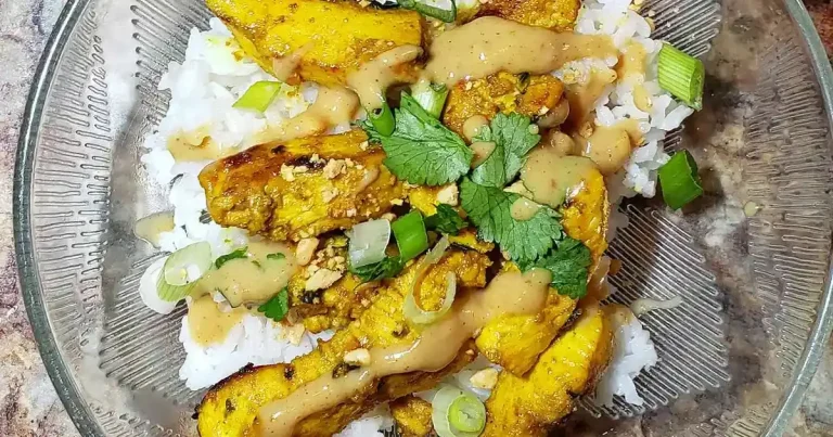 Foto da receita de Tigelas de Satay de Frango com Molho de Amendoim Picante