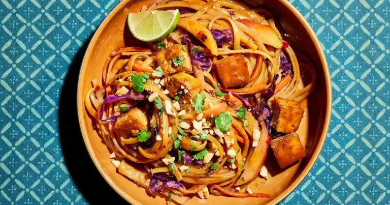 Foto da receita de Tofu e Macarrão Salteados com Maçã Caramelada