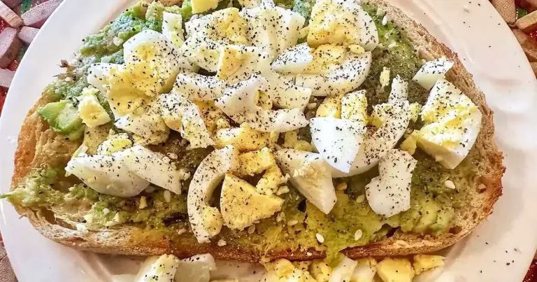 Foto da receita de Torrada de Abacate com Ovo
