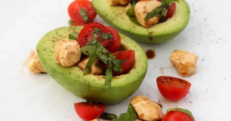 Foto da receita de Abacate Recheado à Caprese