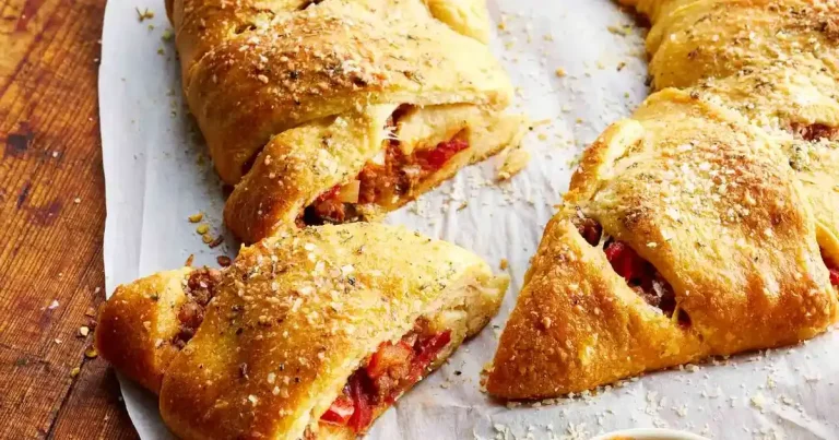 Foto da receita de Anel de Croissant Recheado com Pizza