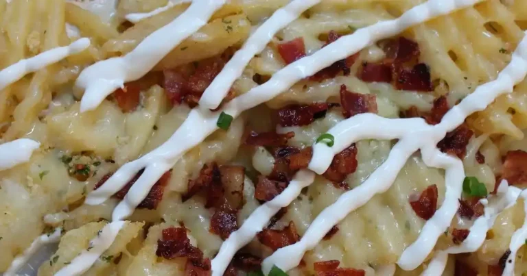 Foto da receita de Batatas Fritas Waffle com Creme Azedo e Cebola Recheadas