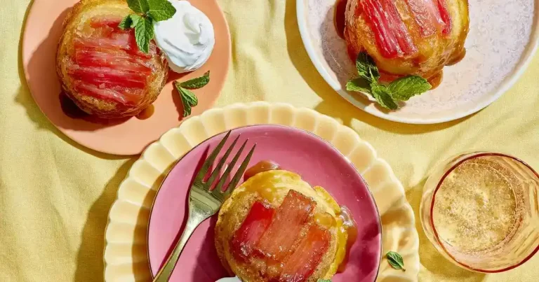Foto da receita de Bolinho de Ruibarbo Invertido