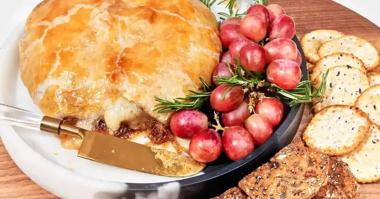 Foto da receita de Brie Assado com Cebola Caramelizada e Bacon