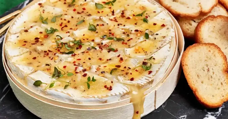 Foto da receita de Brie Assado com Manteiga de Alho em uma Caixa