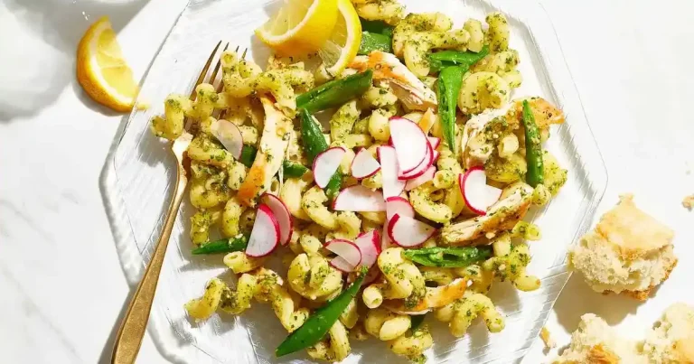 Foto da receita de Cavatappi de Frango com Pesto de Amêndoas e Rúcula