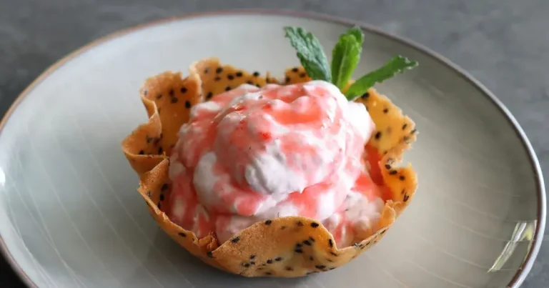Foto da receita de Chantilly de Morango em Tuile de Gergelim Preto