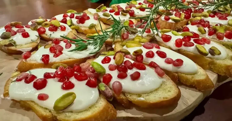 Foto da receita de Crostini de Romã e Pistache