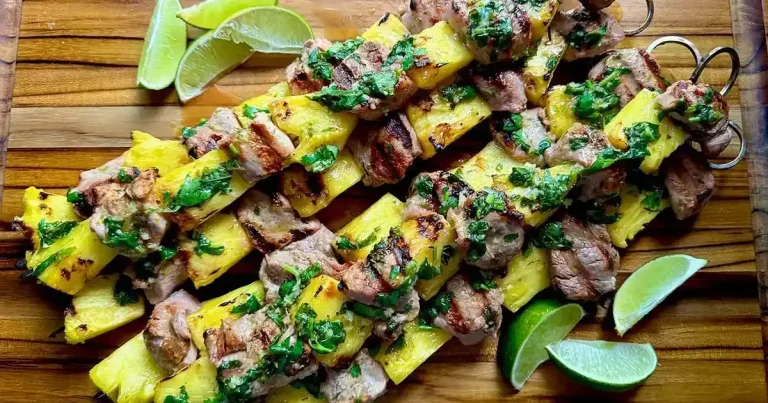 Foto da receita de Espetinhos de Porco Mojo Grelhado com Abacaxi