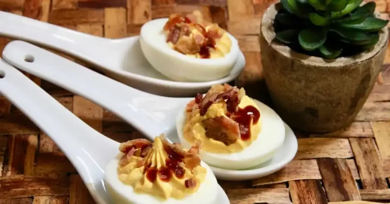 Foto da receita de Ovos Recheados Picantes com Bacon