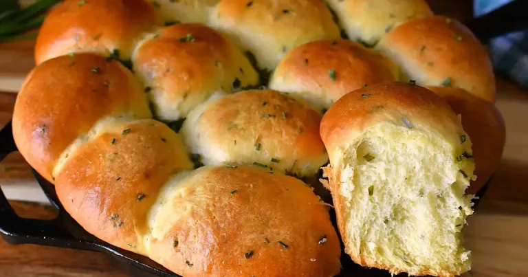 Foto da receita de Pãezinhos de Cerveja com Creme Azedo e Cebolinha