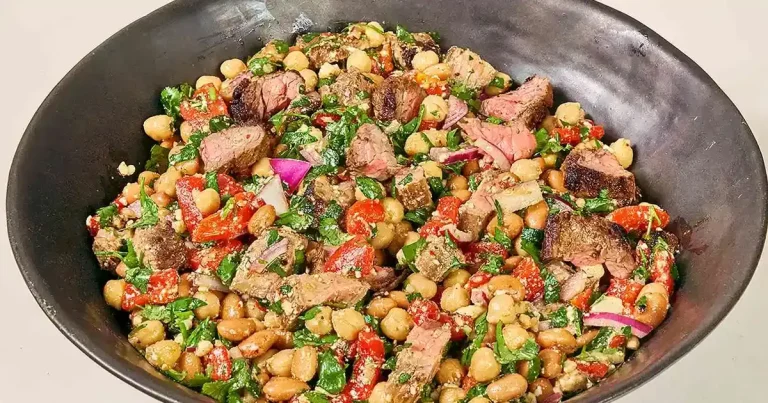 Foto da receita de Salada de Feijão Denso com Chimichurri e Bife