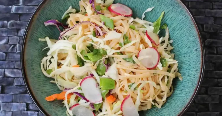 Foto da receita de Salada de Macarrão Tailandesa Picante com Molho de Amendoim