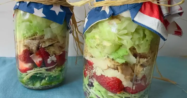Foto da receita de Salada em Pote de Frango Grelhado e Morango