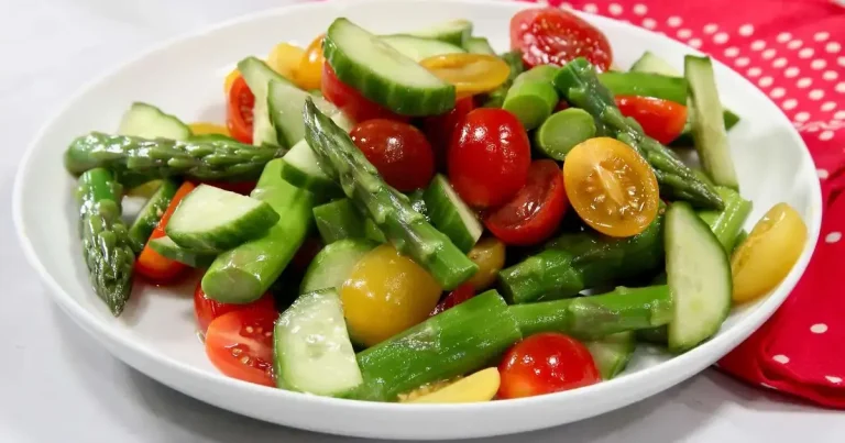 Foto da receita de Salada de Aspargos, Pepino e Tomate com Vinagrete de Gergelim e Soja