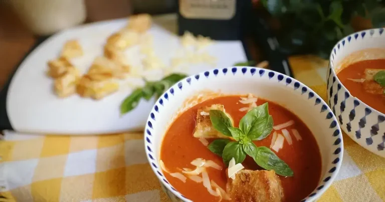 Foto da receita de Sopa de Tomate com Croutons de Queijo Grelhado