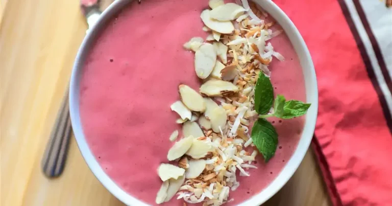 Foto da receita de Tigela de Smoothie de Morango com Leite de Amêndoas