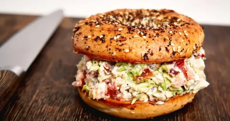 Foto da receita de Bagel Picado com Bacon, Alface e Abacate