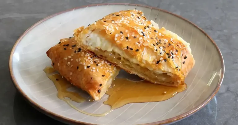 Foto da receita de Feta Assada Enrolada em Massa Folhada com Mel