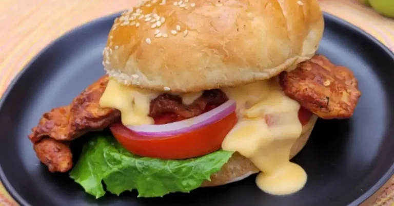 Foto da receita de Hambúrguer de Frango Picante com Molho de Queijo