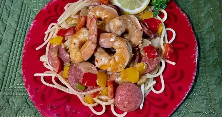 Foto da receita de Massa Cremosa com Camarões e Linguiça Cajun