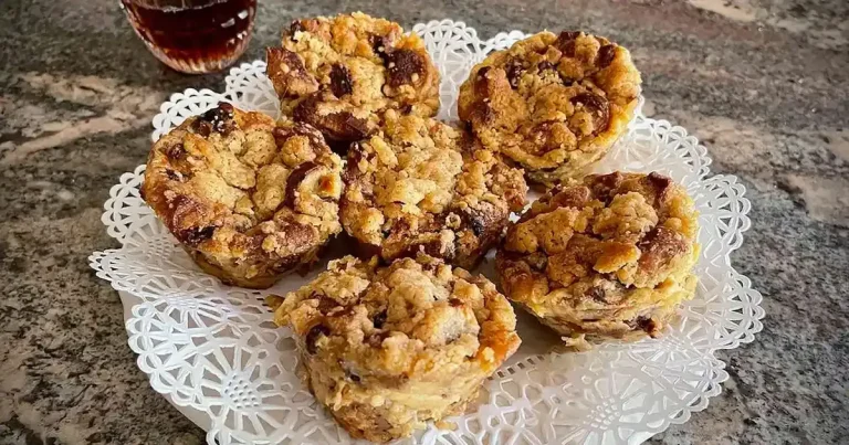 Foto da receita de Muffins de Torrada Francesa com Canela e Uva Passa