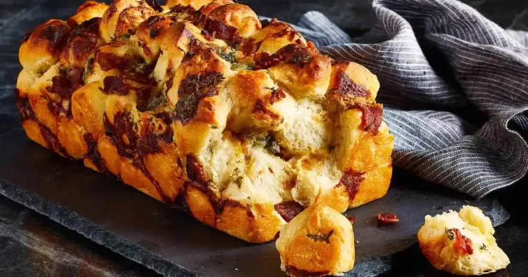 Foto da receita de Pão de Cebola, Queijo Azul e Bacon Desfiado