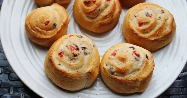 Foto da receita de Rondinhas de Croissant com Azeitonas e Queijo