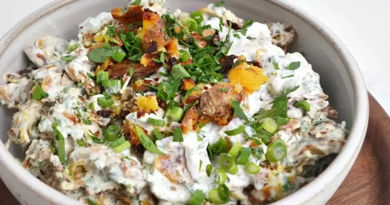 Foto da receita de Salada de Batata Espremida com Ervas Crocantes