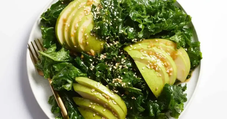 Foto da receita de Salada de Couve com Pera e Molho de Gergelim