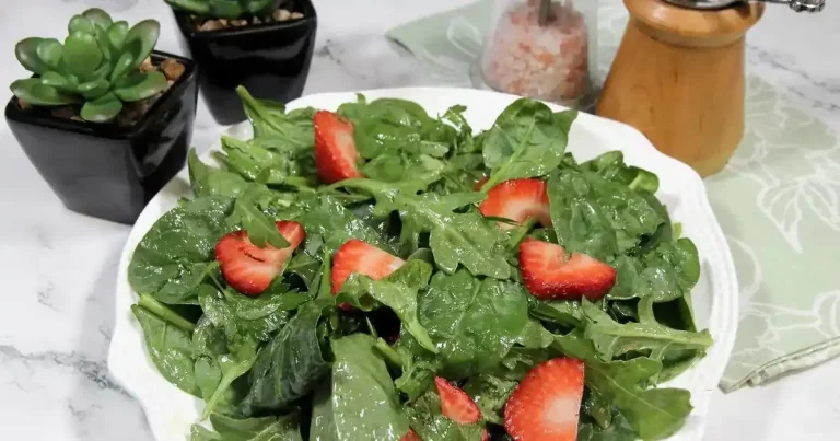 Foto da receita de Salada de Espinafre e Rúcula com Morangos