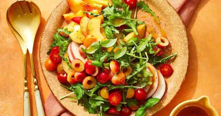 Foto da receita de Salada de Rúcula com Frutas de Caroço