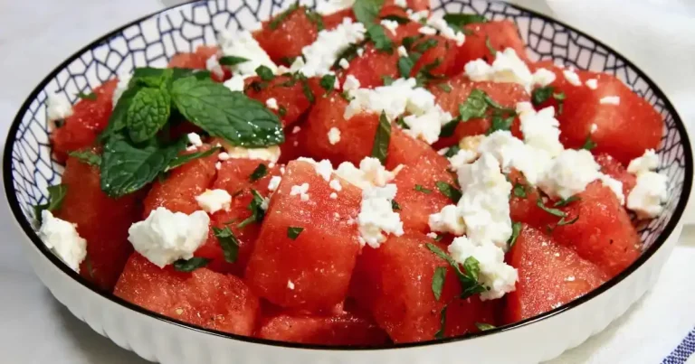 Foto da receita de Salada Refrescante de Melancia com Feta e Hortelã