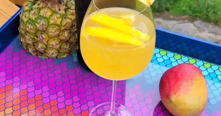 Foto da receita de Sangria Espumante de Manga e Abacaxi