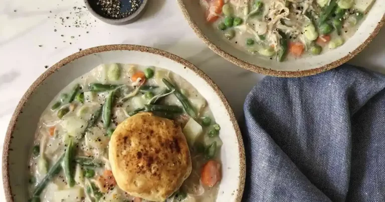 Foto da receita de Sopa de Frango com Tortinha Coberta de Biscoito