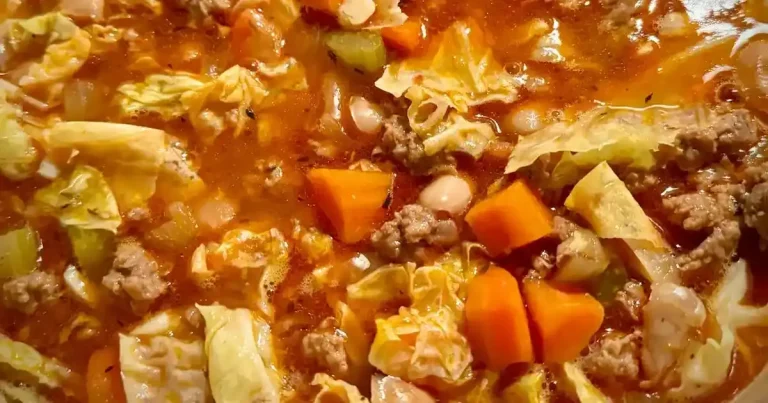 Foto da receita de Sopa Húngara de Repolho e Linguiça
