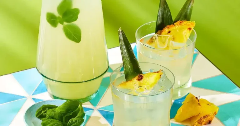 Foto da receita de Sours de Vodka com Abacaxi e Manjericão