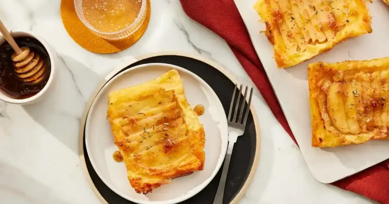 Foto da receita de Tartelettes Invertidas de Maçã com Brie e Massa Folhada