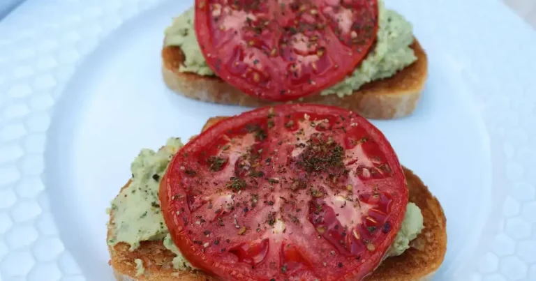 Foto da receita de Torrada de Hummus de Tomate Assado