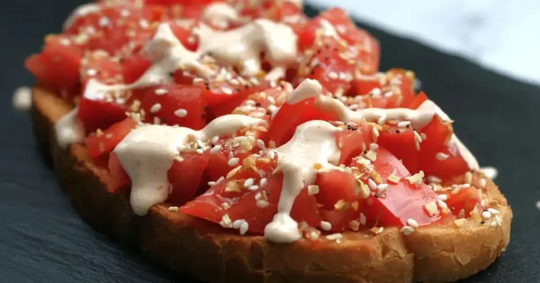 Foto da receita de Torrada de Tomate com Maionese de Sriracha