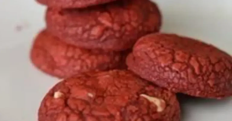 Foto da receita de Biscoitos de Veludo Vermelho com Pedacinhos de Chocolate Branco