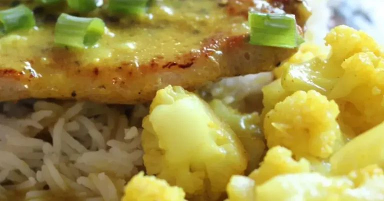 Foto da receita de Costeletas de Porco ao Curry com Couve-flor e Arroz Basmati