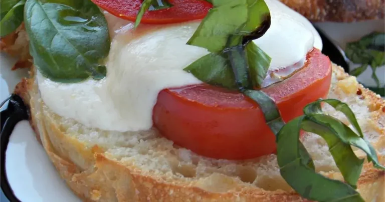 Foto da receita de Crostini Caprese Assados