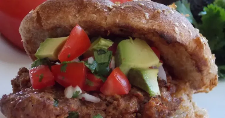 Foto da receita de Hambúrgueres Picantes de Chipotle com Salsa de Abacate