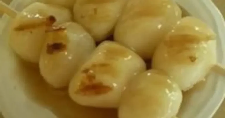 Foto da receita de Bolinho de Arroz em Espeto com Molho Mitarashi
