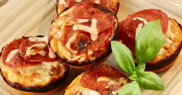 Foto da receita de Muffins de Pizza de Pepperoni