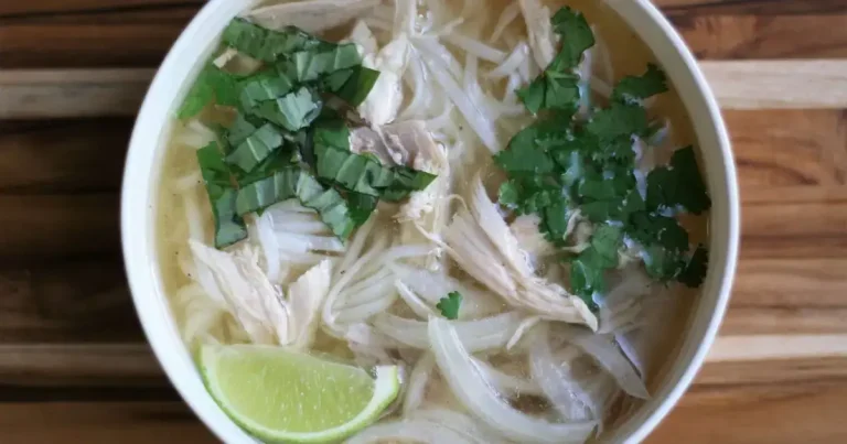 Foto da receita de Pho de Peru do Dia Seguinte ao Dia de Ação de Graças